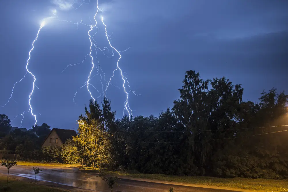 雷の英語 雷が鳴る や 雷が落ちる を英語で言うと マイスキ英語 雷の英語 雷が鳴る や 雷が落ちる を英語で言うと マイスキ英語